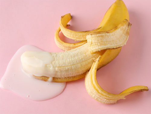 plátano manchado de leche simulando una eyaculación masculina
